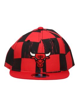Cappello Outerstuff EK2BOSDLN da bambino rosso e nero.