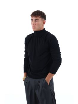 Maglione Armani Exchange XM003571 AF28778 da uomo nero.